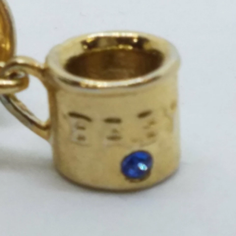 Mini taza con pasador de solapa de piedras azules y blancas Foto 2 de 3