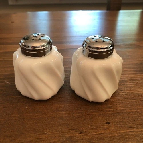 VINTAGE FENTON WAVE CREST WHITE MILK GLASS SALT AND PEPPER SHAKERS 2.25" TALL