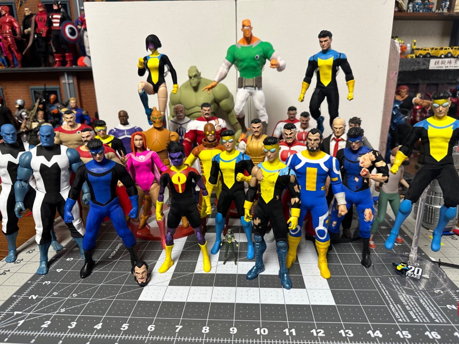 Mezco , nota, marvel legends 1/12 invincible suit only
