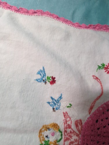 Vintage Table Runner Embroidered Southern Belle Dresser Scarf Pink Crochet Edge - Picture 13 of 17