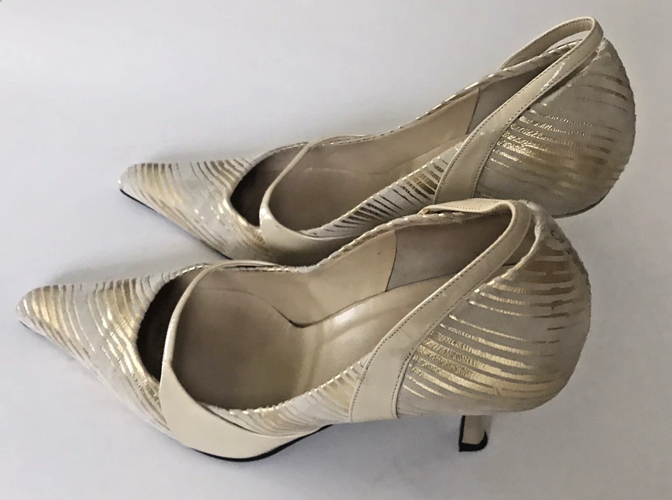 Tacones con correa de gamuza charol punta Versace de colección talla 37 Foto 2 de 4