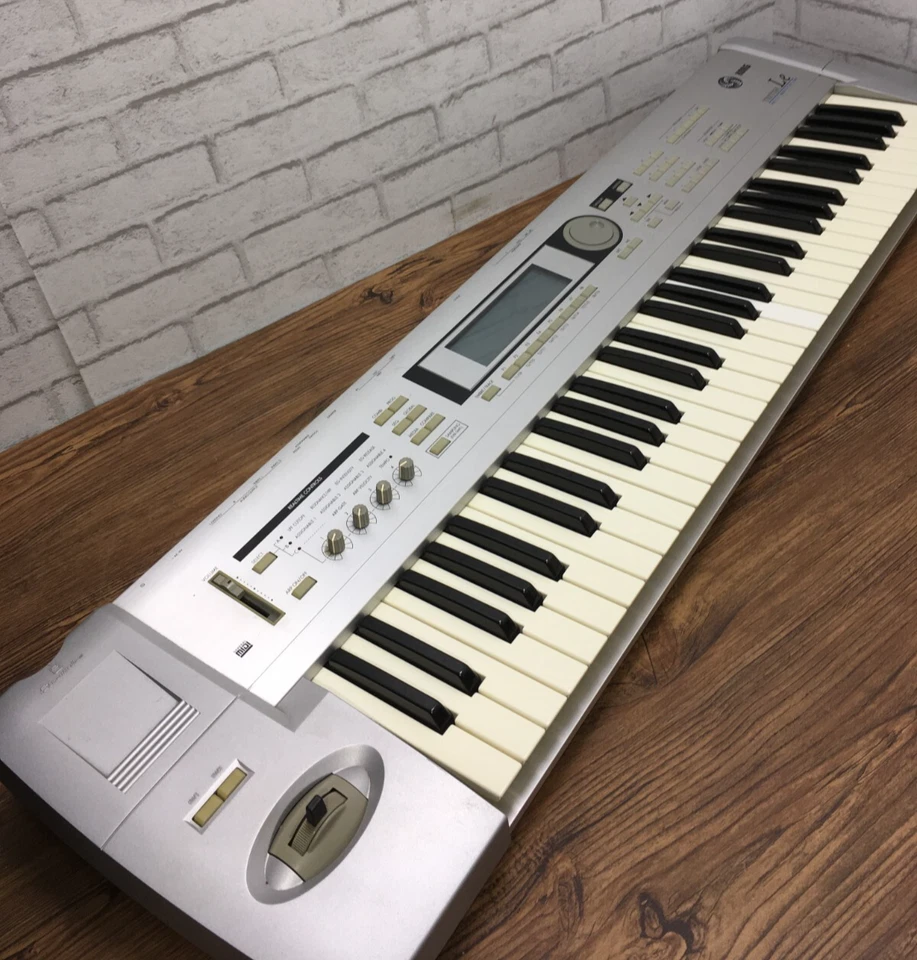 Korg Triton Le 61 Tasten Keyboard Synthesizer Music Le61 Silver w/ Adapter - Image 3 of 4