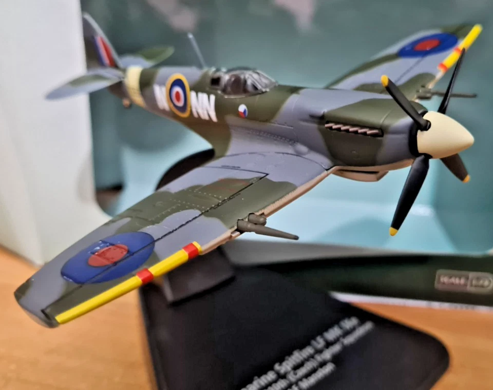 Supermarine Spitfire IXe RAF Manston 1945- Scala 1:72 Die Cast - Oxford Aviation - Immagine 2 di 4
