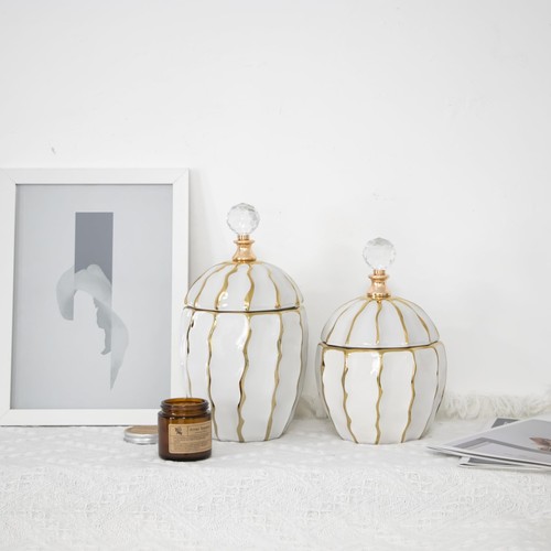 Modern white ceramic decorative jar with lid and storage function, making the... - Bild 5 von 6