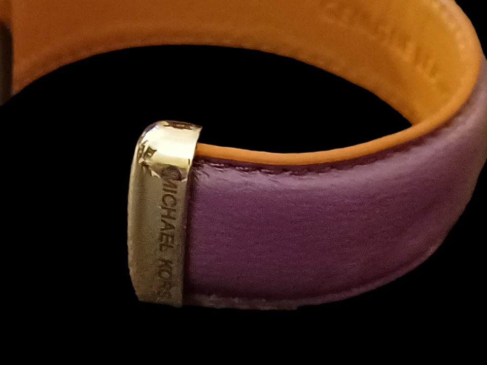 Brazalete abierto Michael Kors de cuero genuino púrpura con detalles plateados 7" Foto 2 de 4
