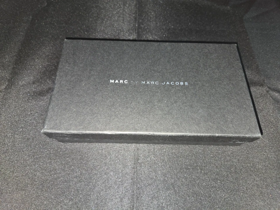 MARC JACOBS Black Patent Leather Wallet silver hardware - Image 4 of 4