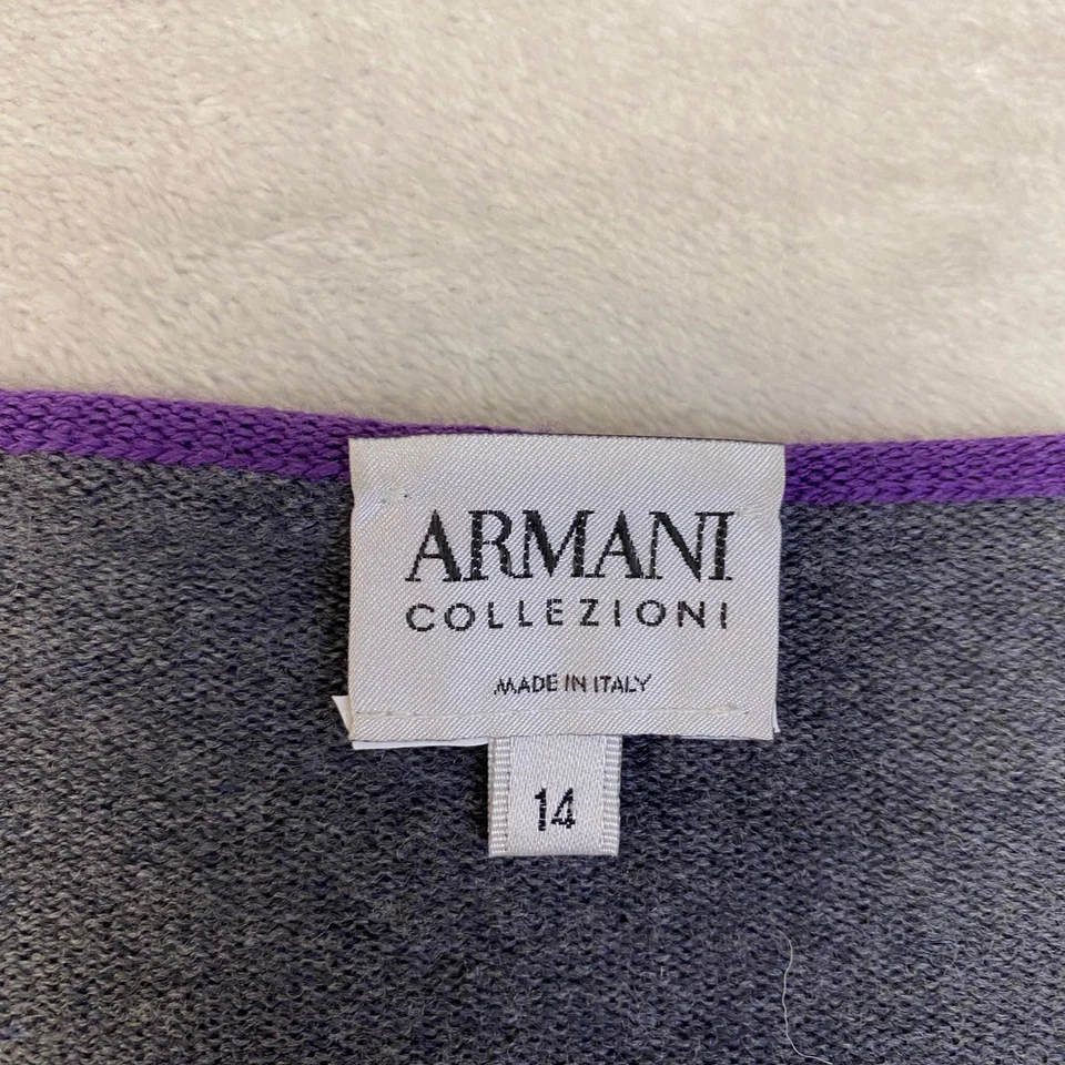 Blusa suéter de malha Armani Collezioni gola V cinza roxo manga longa feita na Itália - Imagem 3 de 4