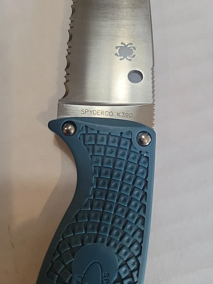 Spyderco Enuff 2,K390 缎面锯齿刀片,蓝色 FRN 手柄  — 第 4/4 张图片