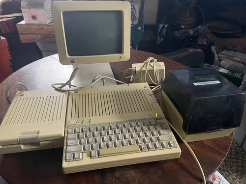 Vintage Apple IIC A2S4000 Home Computer System , G090S Monitor, A2M4050 Disk IIC