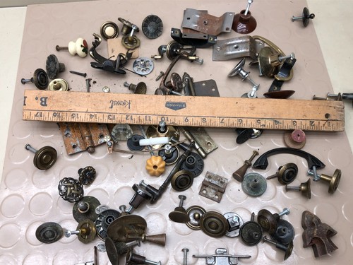 Lotto di manopole cassetto armadio misto serrature cerniere restauro hardware vintage - Foto 10 di 10
