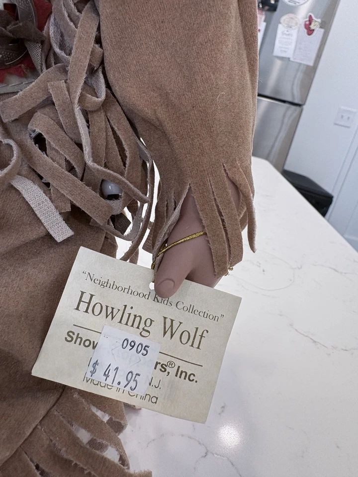 Muñeca de porcelana coleccionable con un nativo americano con traje tradicional de piel de ciervo Foto 3 de 4