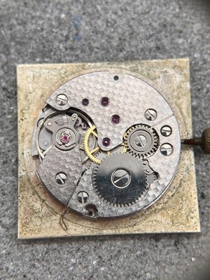 #1662 DEFEKT UHRWERK PESEUX 7040 WERK MECHANISM MOVEMENT NOT WORKING
