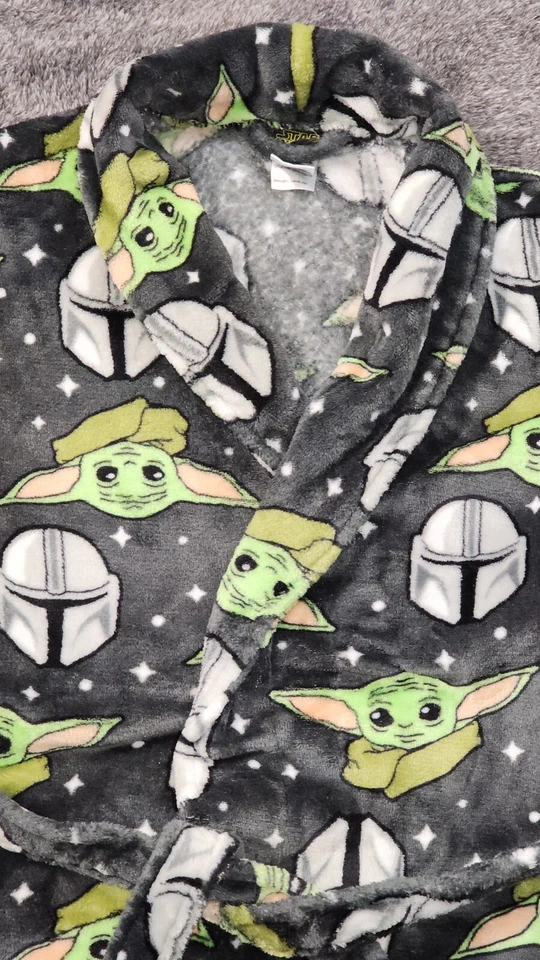 Abrigo de casa Star Wars Mandolorian Grogu para niños de felpa gris oscuro Yoda bata de baño talla M Foto 4 de 4