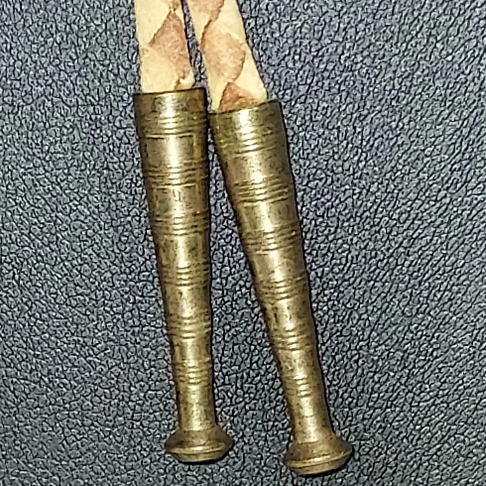 Corbata Bolo de cuero marrón de dos tonos con forma de flecha de madreperla sintética blanca Foto 4 de 4