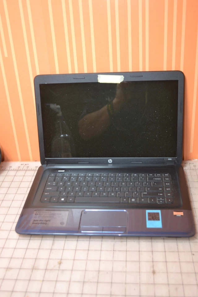 Portátil HP 2000-2B09WM AMD Vision para piezas o reparación. Falta batería, cargador Foto 2 de 4