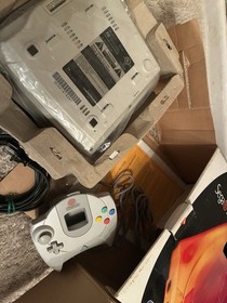 White Sega Dreamcast HKT-3020 Console Bundle With Cables and Controller in Box