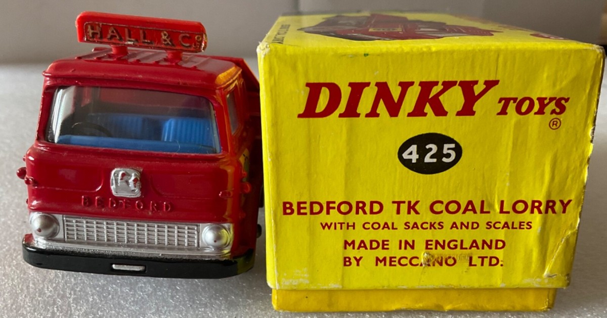 DINKY TOYS 425. BEDFORD TK COAL WAGON HALL & Co.c/w SACKS