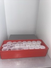 Plastikowy pojemnik i 21 plastikowych małych pojemników cylindrycznych z pokrywkami do rzemiosła