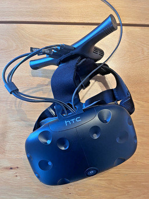 HTC Vive 3D Brille incl. Wireless Adapter, 2 Basisstationen und 2 Controllern VR