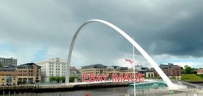 PHOTO  THE GATESHEAD MILLENNIUM BRIDGE IS A PEDESTRIAN AND CYCLE BRIDGE THAT LIN