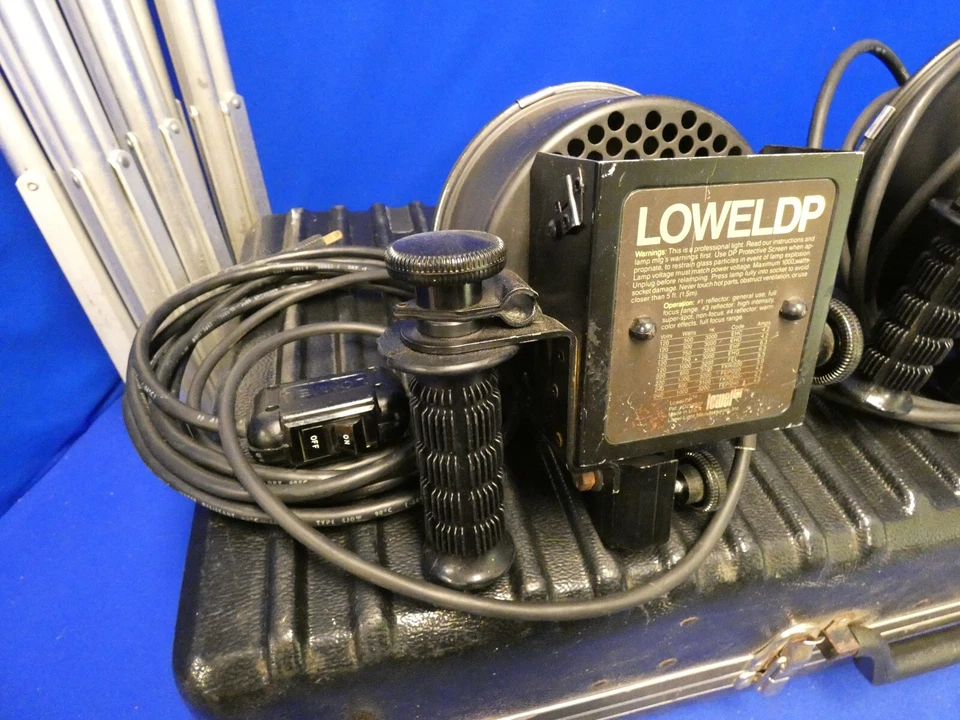 Lowel DP Light Kit QTY 3 w/Lowel On-Off Power Cords, Case, 3 Lowel Light Stands - Image 2 of 4