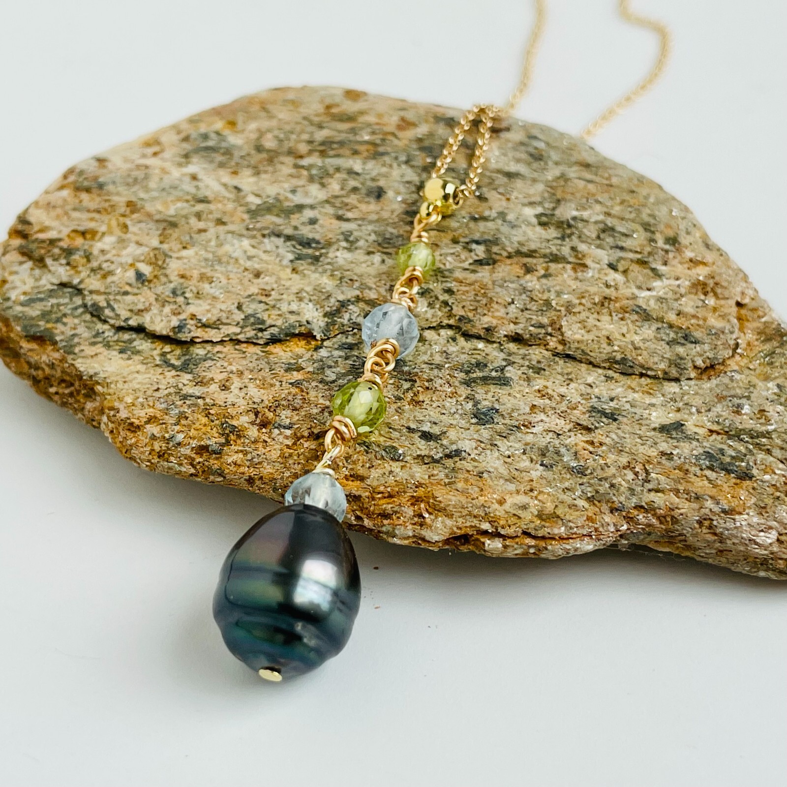 Collier en gold filled et véritable perle noire de Tahiti avec gemme aigue-marine