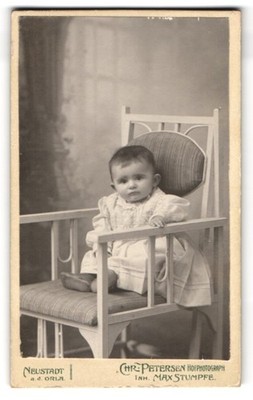 Fotografie Chr. Petersen, Neustadt a. d. Orla, Schillerstr. 1, Kleinkind im wei 