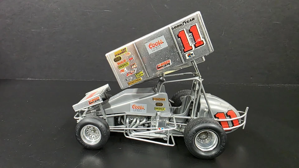 MONOGRAM WORLD OF OUTLAWS SPRINT CAR BUILT 1/24 DC - Image 2 of 4