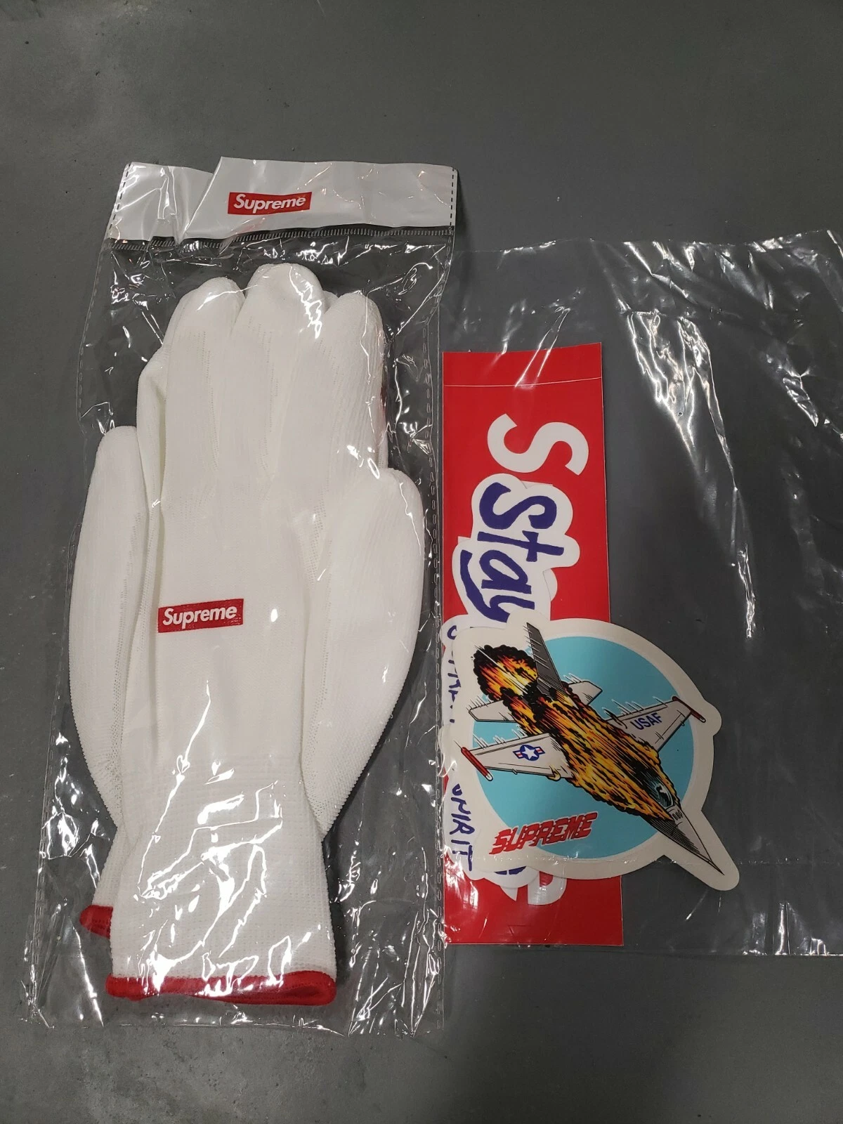 Pack gants et autocollants caoutchoutés Supreme FW20 en main LIVRAISON GRATUITE 