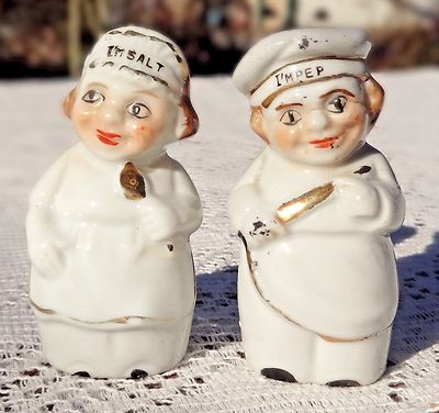 VINTAGE 1950'S PAIR OF HAND PAINTED CERAMIC SALT & PEPPER SHAKERS