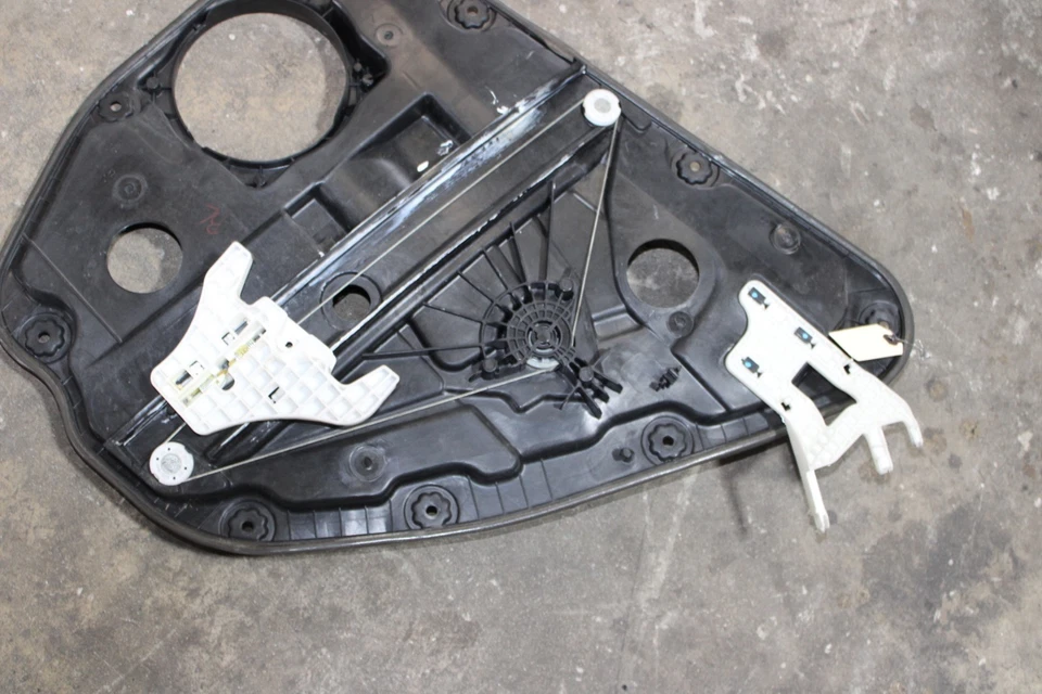 Оригинальный регулятор стеклоподъемника передний левый 2012-2017 HYUNDAI AZERA 824713V000 - Изображение 2 из 4