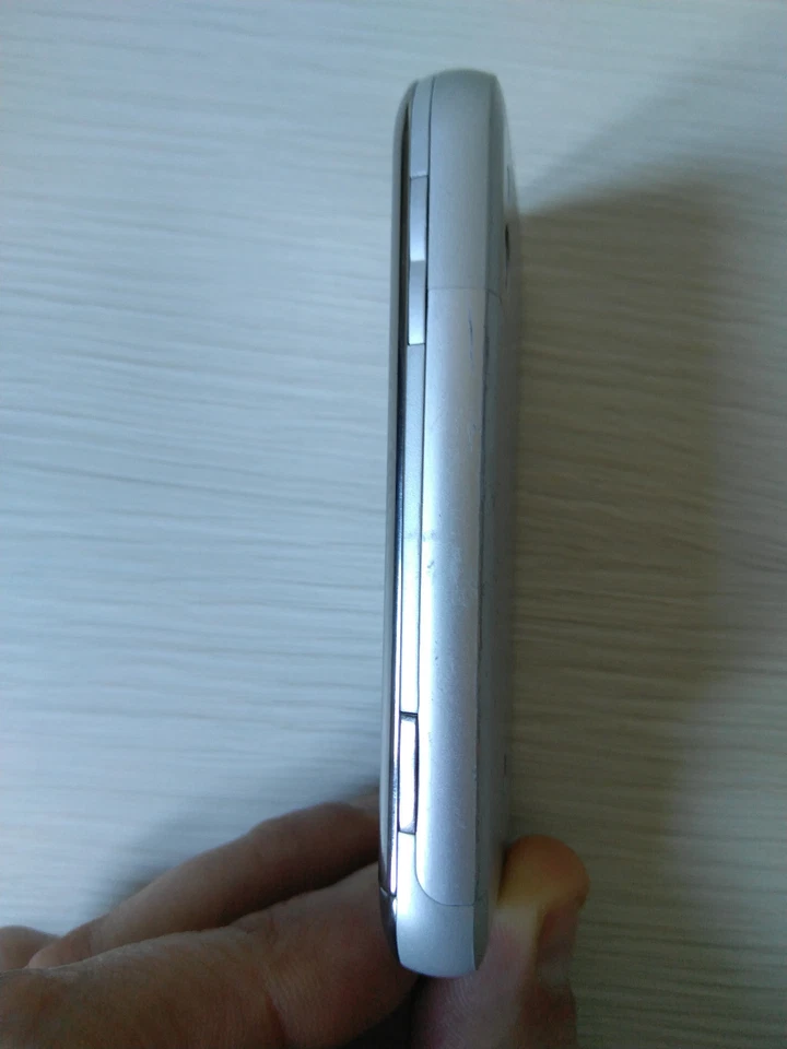 LG KM900 ARENA SILVER 5 MEGAPIXEL 8GB 3G WI-FI BLUETOOTH RADIO CELLULARE VINTAGE - Immagine 4 di 4