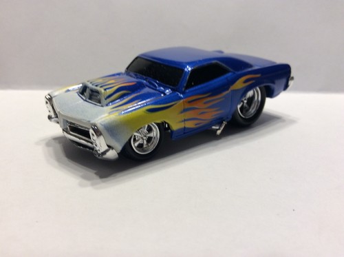 MUSCLE MACHINES 1966 PONTIAC GTO - 1/64 DIECAST 66 GTO - FLAMES - Picture 3 of 4