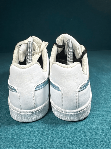 Nike Court Royale Youth 7Y Womens 8.5 White Blue Denim Swoosh Sneakers 833654-10 - Afbeelding 2 van 8