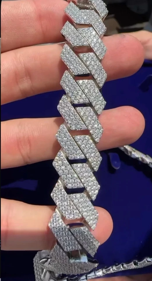 Cadena cubana chapada en oro blanco de 14K de 20” para hombre | Collar de moissanita helada de 20 mm Foto 3 de 4