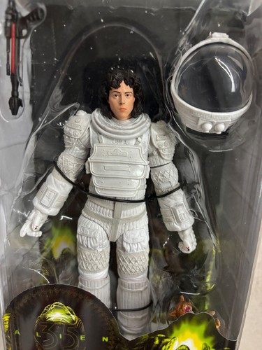 NECA Aliens Series 4 Ripley 7" Figure Nostromo Space Suit Version Package Damage - Picture 4 of 10
