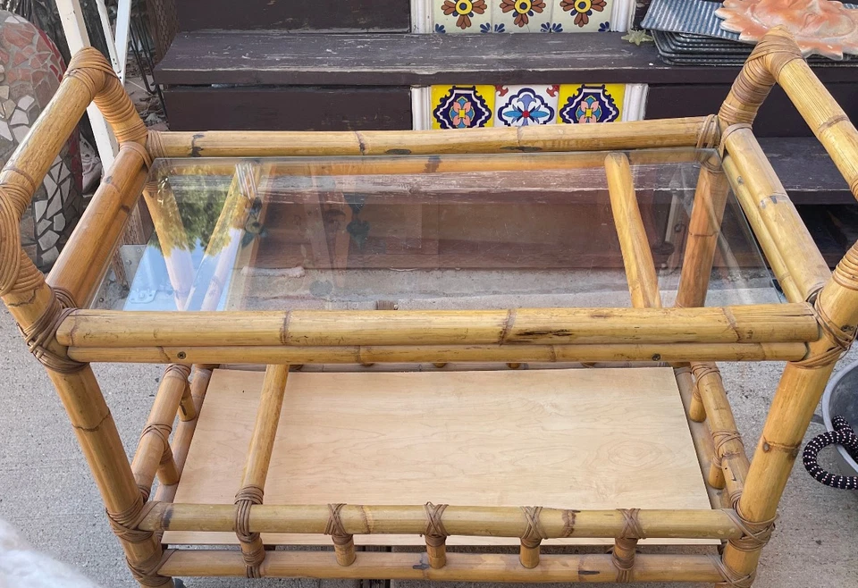 Carro de bar vintage de mimbre y vidrio de bambú Mid-Century Foto 2 de 4