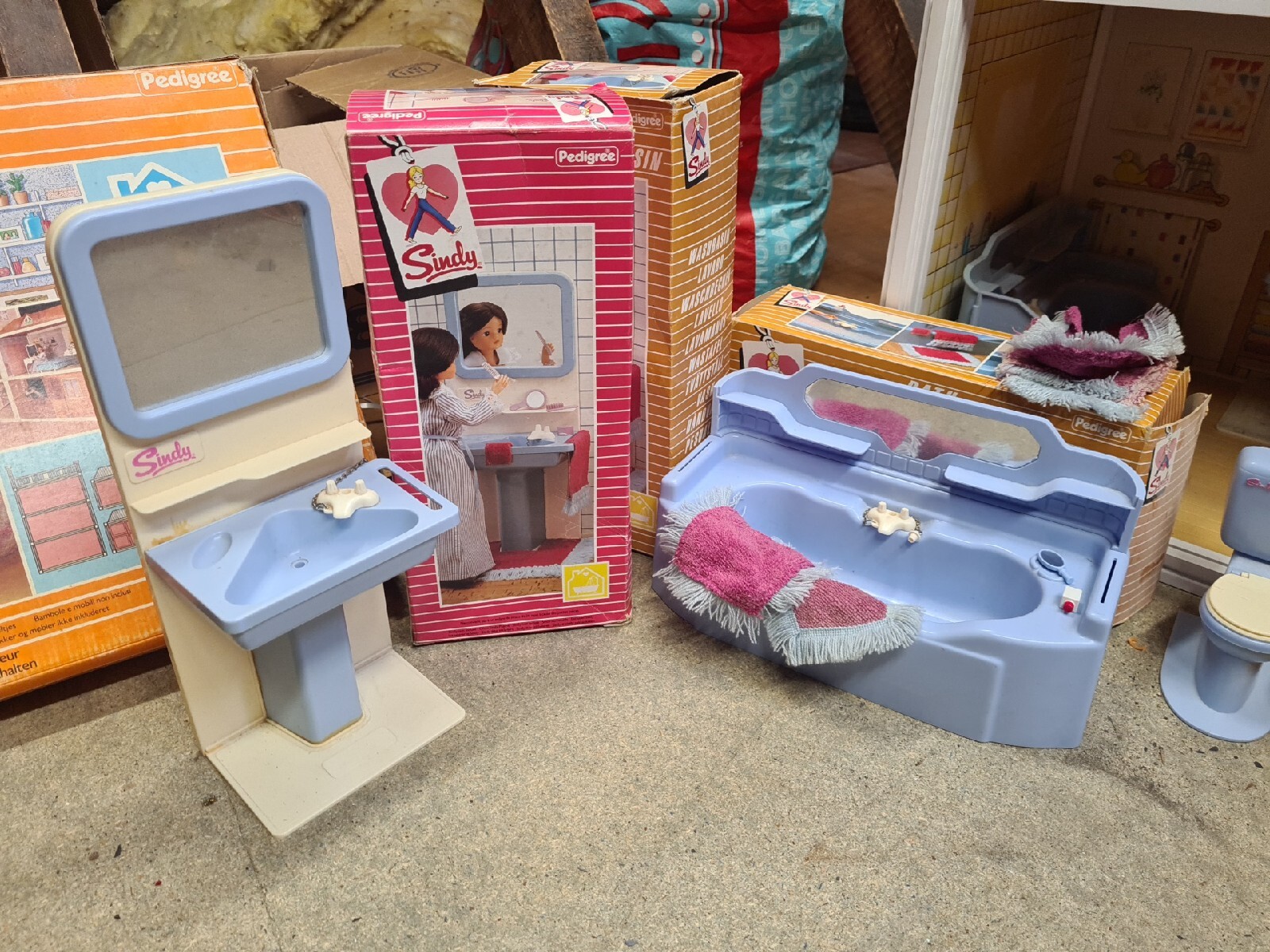 VINTAGE 1980s PEDIGREE SINDY DOLL HOUSE, FULLY FURNISHED AND OTHER