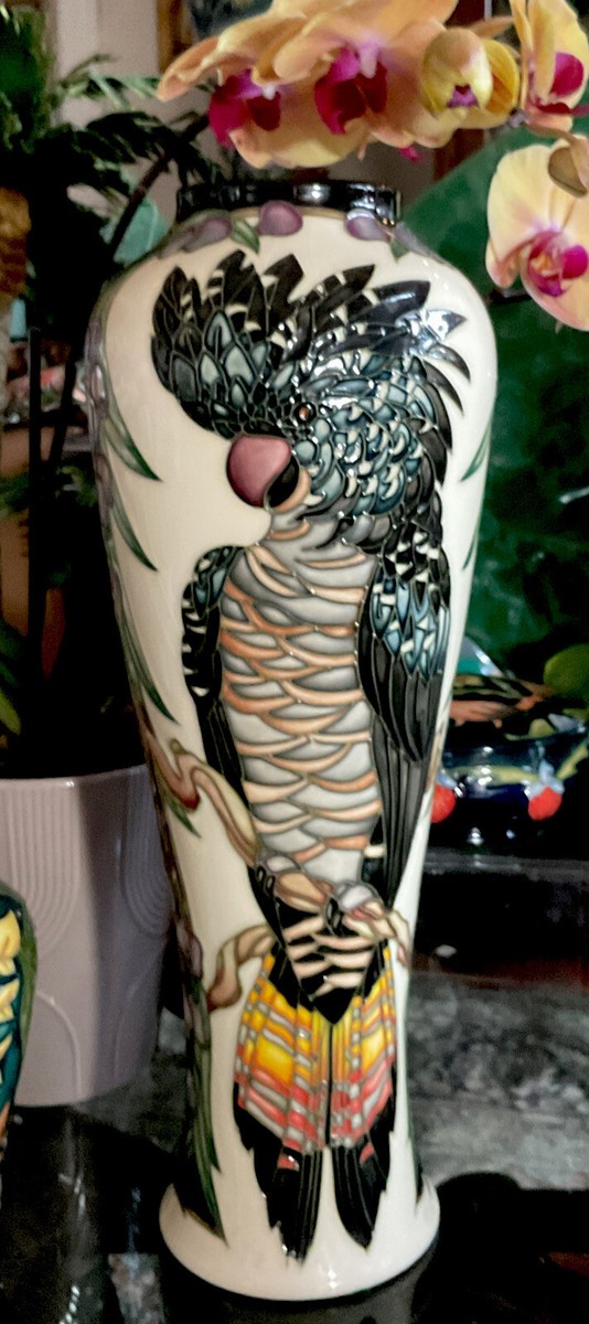 moorcroft イングランド英国王室御用達アールヌーヴォーフラワーベース Moorcroft Pottery Black Cockatoo 121/14 Vase Philip Gibson Retail