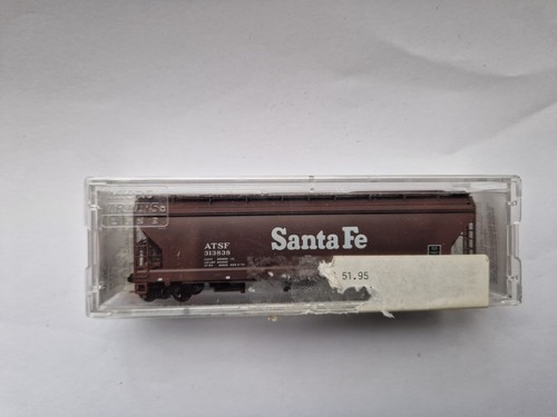 MICRO-TRAINS SPUR N 94100 ATSF 3 BAY COVERED HOPPER 313838 | Zustand: Used