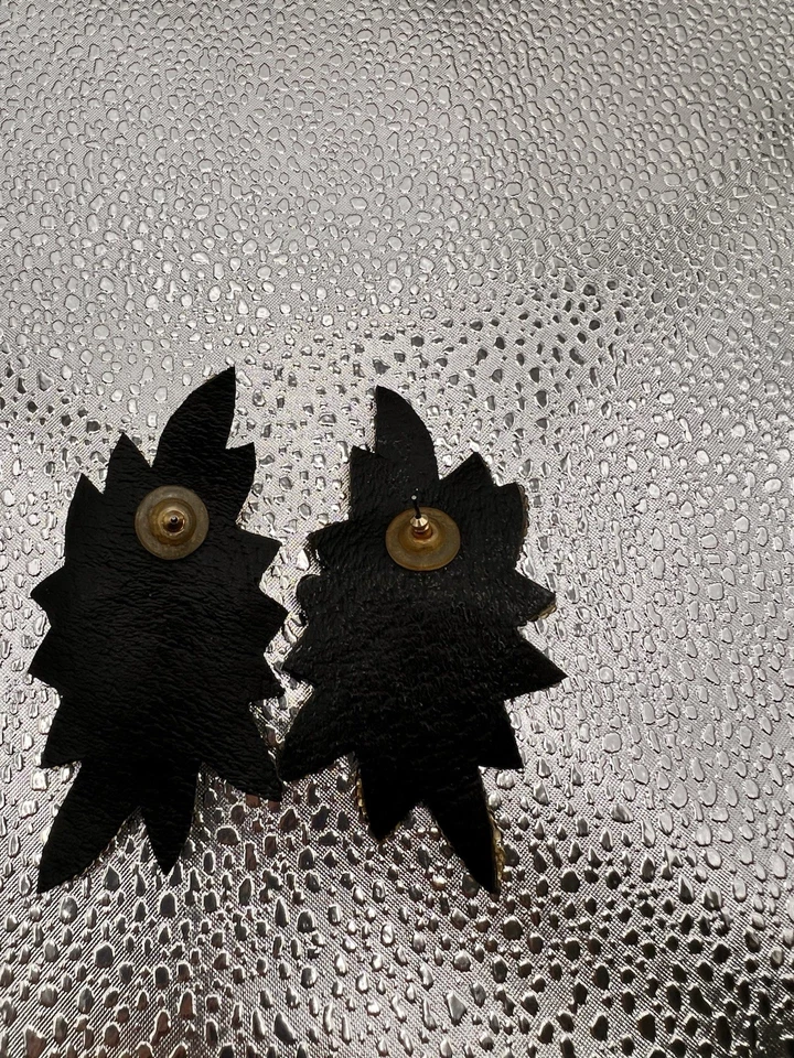 Pendientes florales estilo vintage de cuero con cuentas negras y doradas - declaración colgante Foto 2 de 2