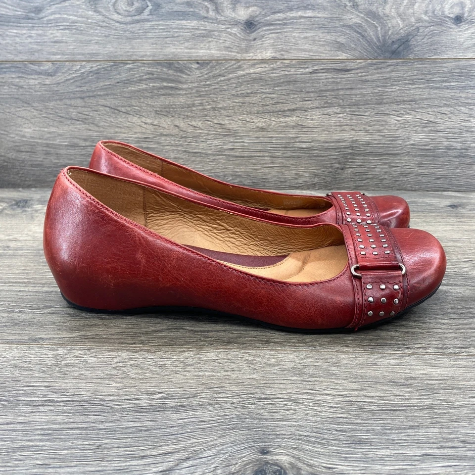 Zapatos planos de ballet Nurture de cuero rojo con hebilla tachonada para mujer talla 10 M Foto 2 de 4