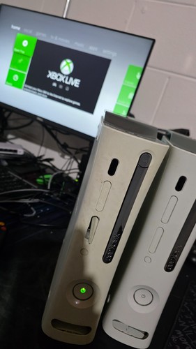 2 Stück Microsoft Xbox 360 Xenon Konsolen für Ersatzteile (geflickte GPU)