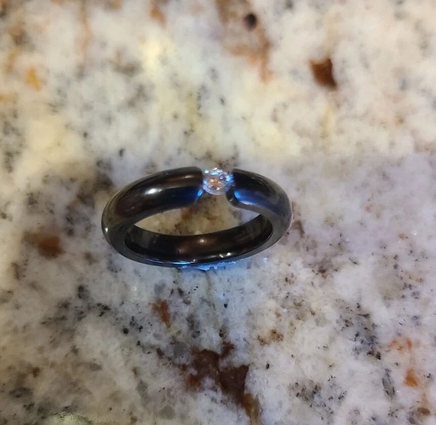 Anillo de titanio negro con un canal de diamante conjunto Foto 3 de 4