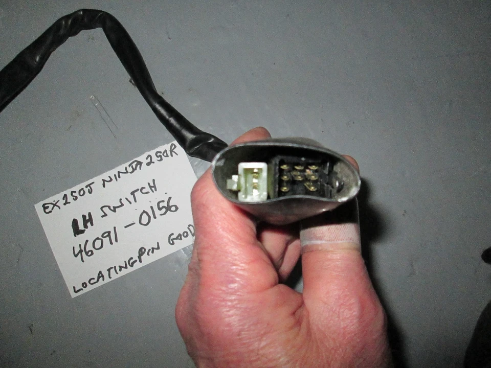 2008 Kawasaki Ninja 250R , left handlebar switch, locating pin good Foto 3 de 4