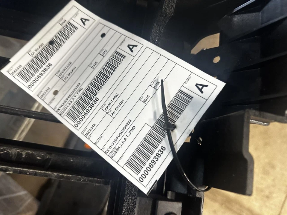 SPORTAGE 2025 Air Shutter 1992093 - Image 2 of 2
