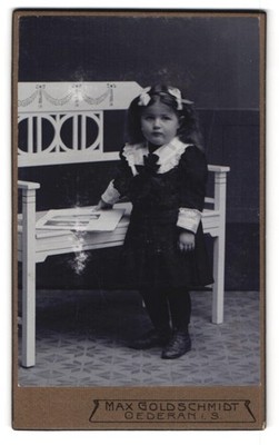 Fotografie Max Goldschmidt, Oederan i. S., Porträt eines kleinen Mädchens neben 