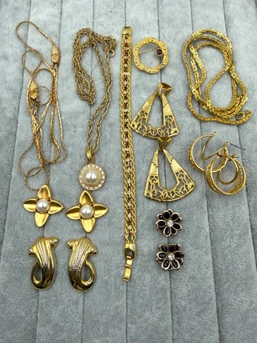 Lot Of Vintage Gold Tone Jewelry Necklace Bracelet Brooches Estate Lot