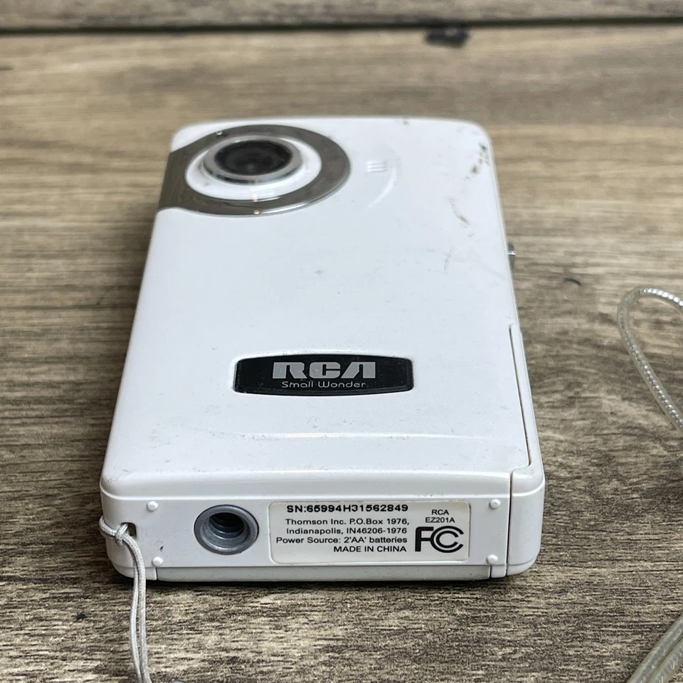 RCA Small Wonder EZ201A White USB 1.5" LCD Compact Video Camcorder For Parts - Image 4 of 4