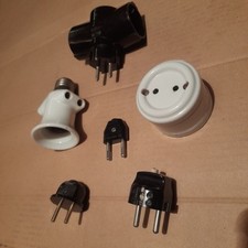 Bakelit Netz- u. Verteilerstecker, Porzellan Aufputz Steckdose u. Stromdieb E27